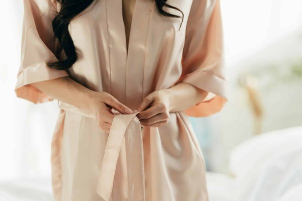 Quelle longueur de robe de cocktail est recommandée pour les femmes de petite taille?