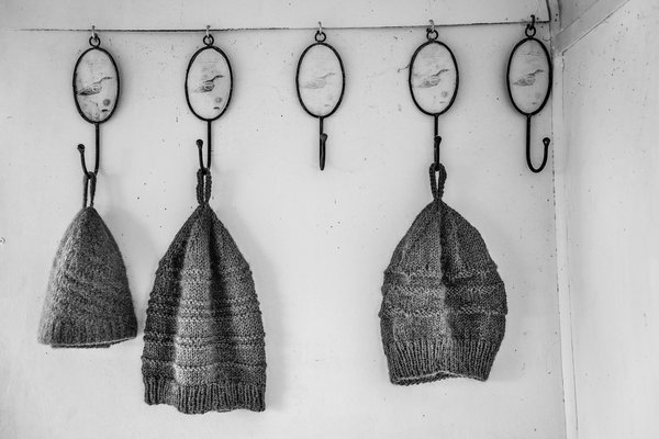 Quels modèles de bonnets en tricot sont à la mode pour un style hivernal urbain?